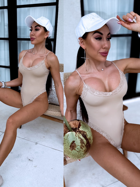 "ELYNDI" боди с V-образным кружевным краем - БЕЖЕВЫЙ 9692